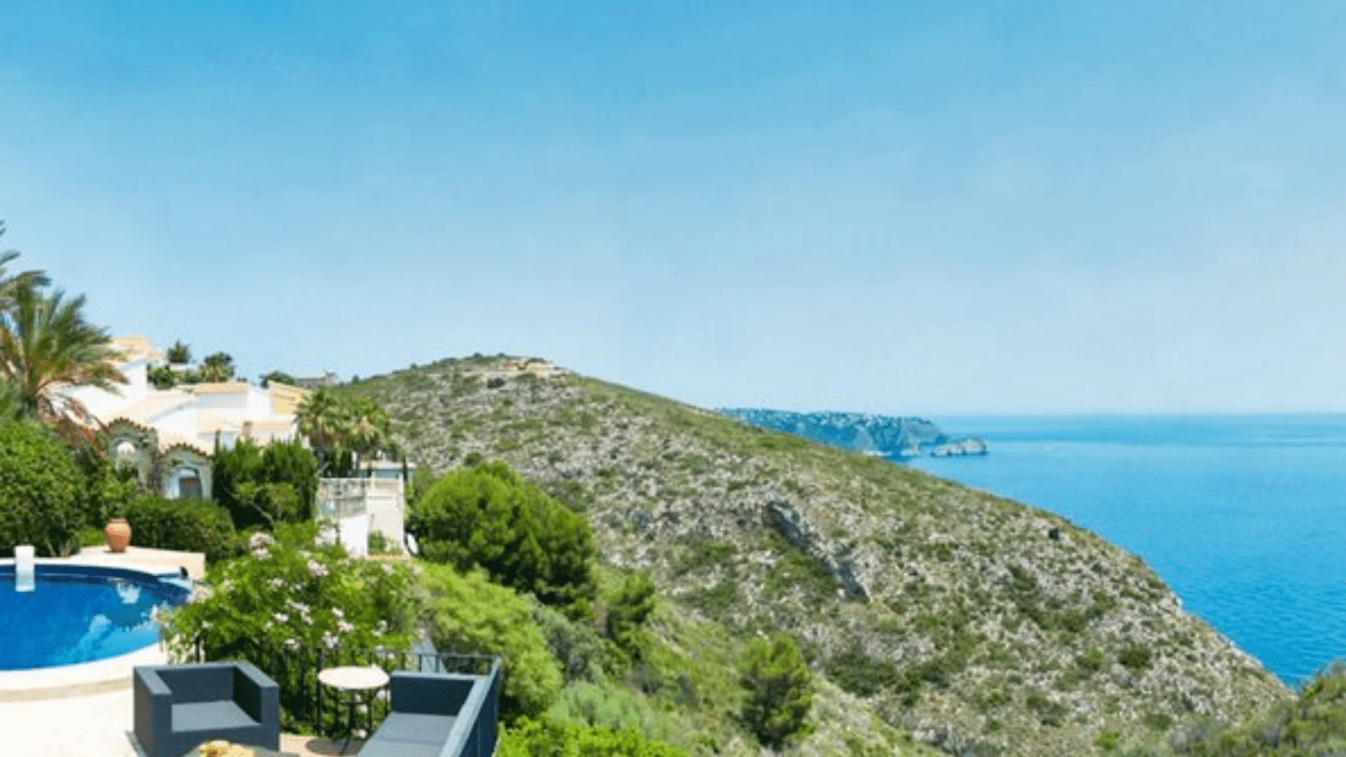 What type of homes are found in the Los Fresnos area of Cumbre del Sol?