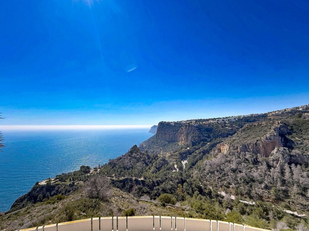 Cumbre del Sol modern luxury apartment with spectacular panoramic views of the sea and cliffs. 1