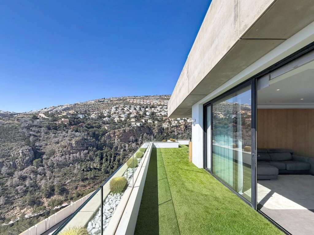 Cumbre del Sol modern luxury apartment with spectacular panoramic views of the sea and cliffs. 16