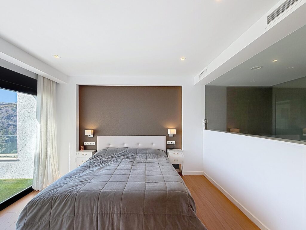 Cumbre del Sol modern luxury apartment with spectacular panoramic views of the sea and cliffs. 24