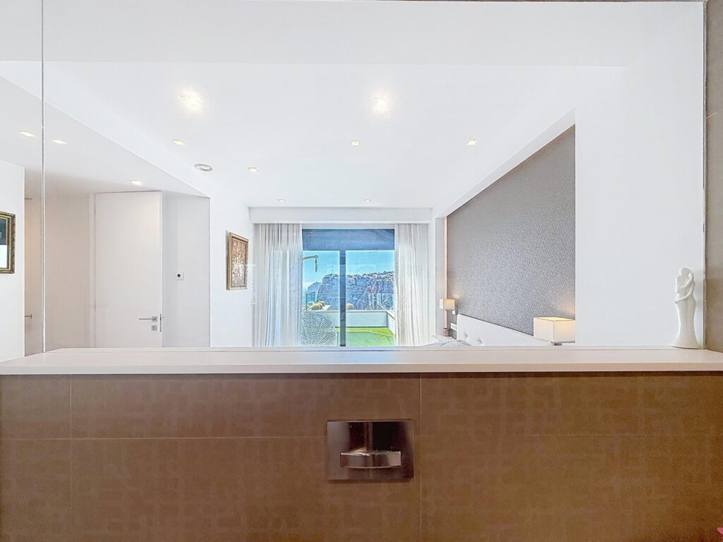 Cumbre del Sol modern luxury apartment with spectacular panoramic views of the sea and cliffs. 28