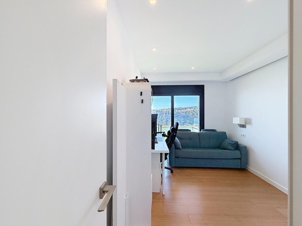 Cumbre del Sol modern luxury apartment with spectacular panoramic views of the sea and cliffs. 34