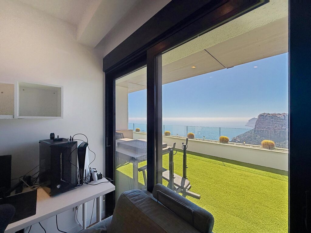 Cumbre del Sol modern luxury apartment with spectacular panoramic views of the sea and cliffs. 37