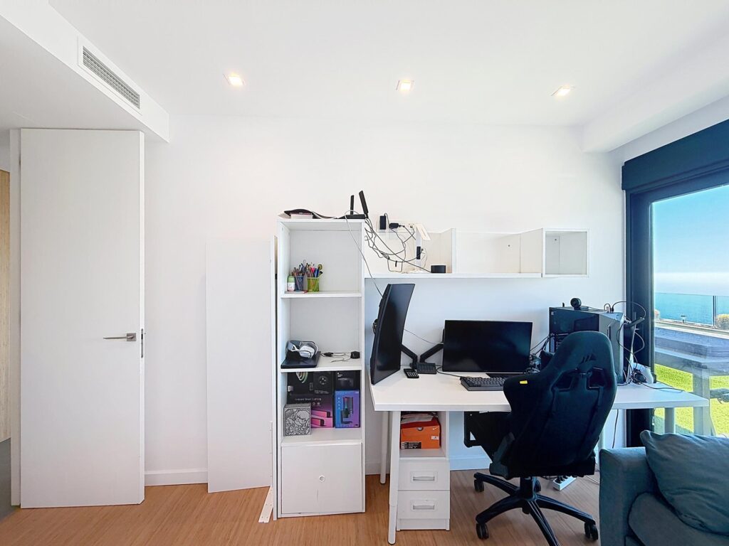 Cumbre del Sol modern luxury apartment with spectacular panoramic views of the sea and cliffs. 38