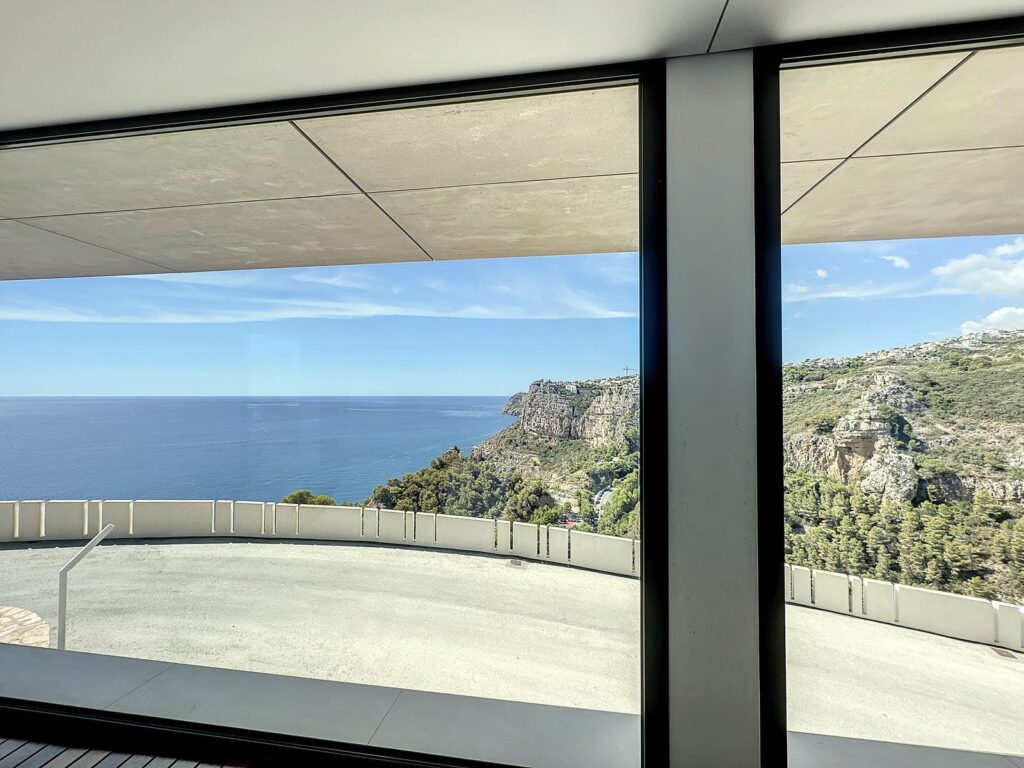 Cumbre del Sol modern luxury apartment with spectacular panoramic views of the sea and cliffs. 42