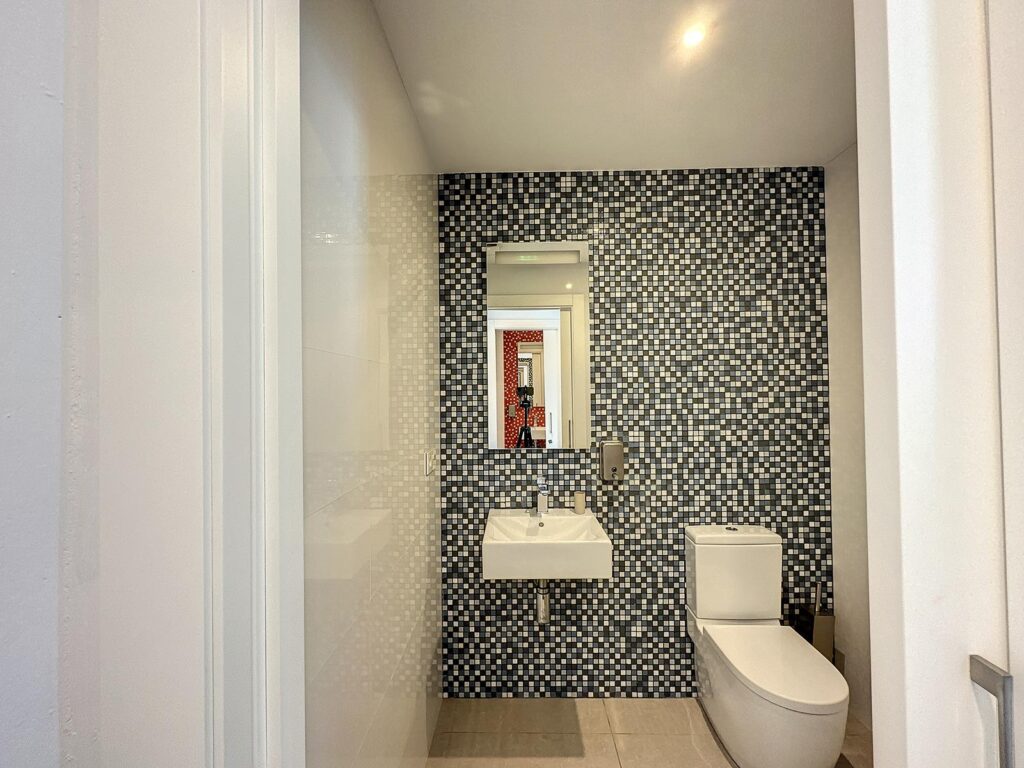 Cumbre del Sol modern luxury apartment with spectacular panoramic views of the sea and cliffs. 48