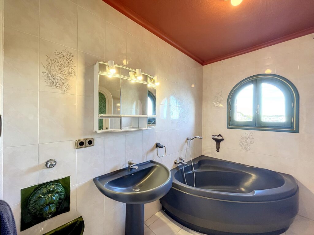 Stunning villa with sea views 41