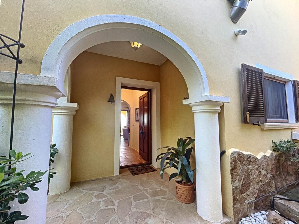 Frontline villa with sea views 3