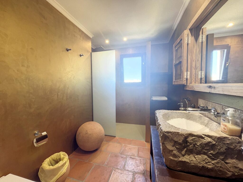 Frontline villa with sea views 4