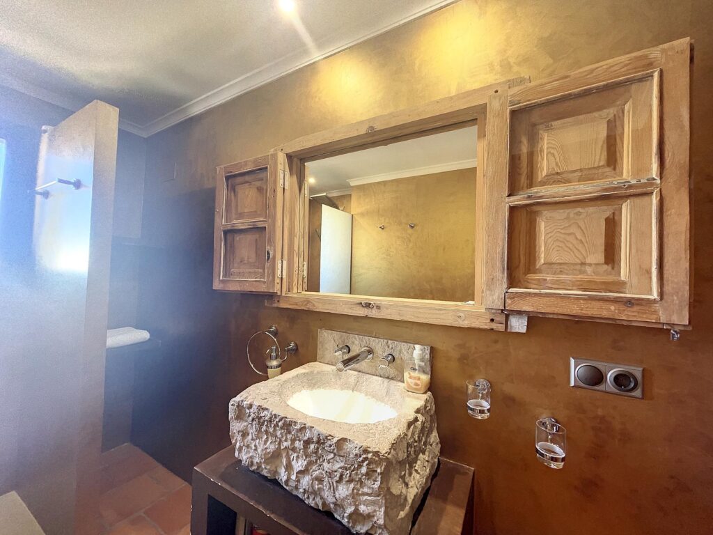 Frontline villa with sea views 6