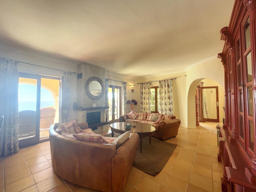 Frontline villa with sea views 9