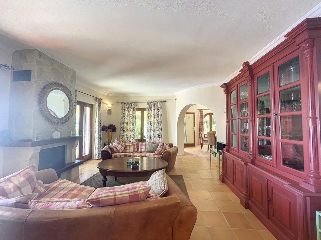 Frontline villa with sea views 10