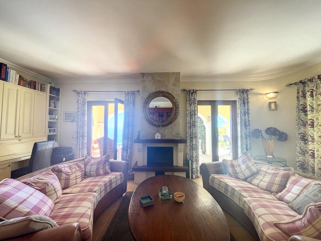 Frontline villa with sea views 11