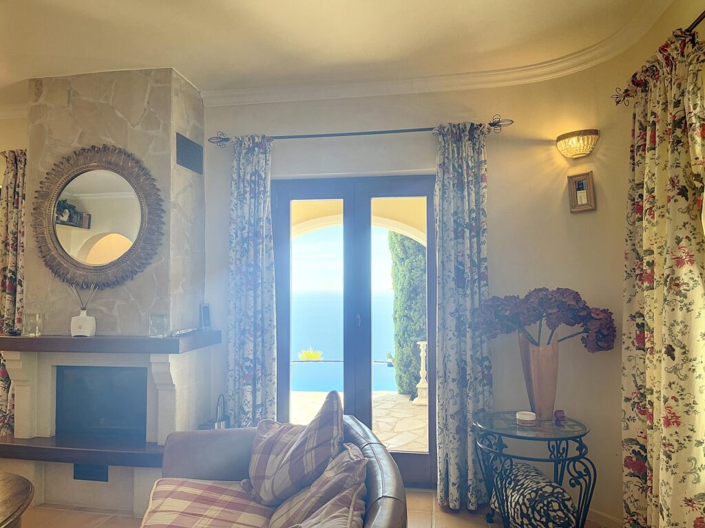 Frontline villa with sea views 14