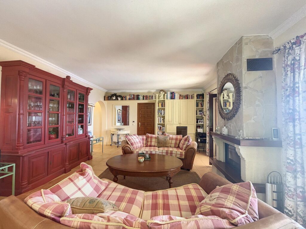 Frontline villa with sea views 15