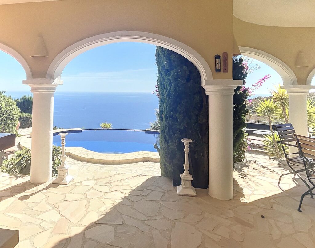 Frontline villa with sea views 16