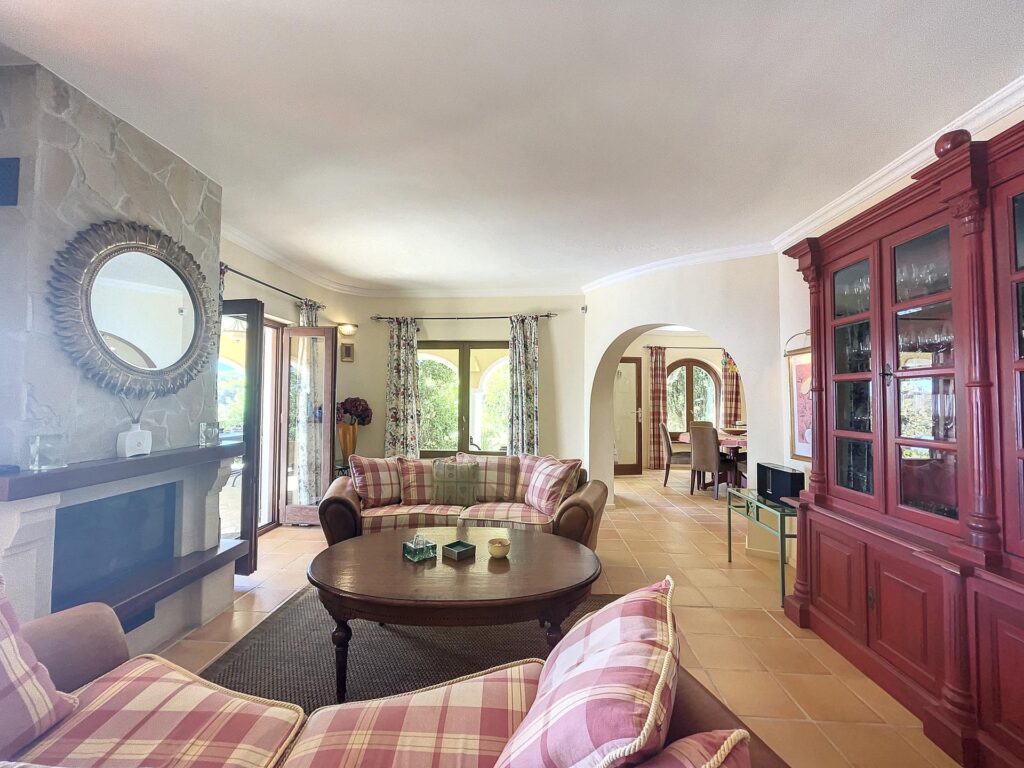 Frontline villa with sea views 17