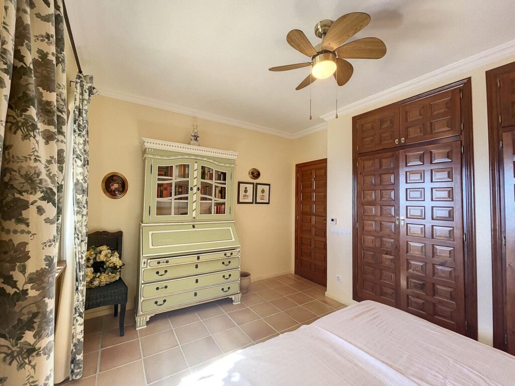 Frontline villa with sea views 23