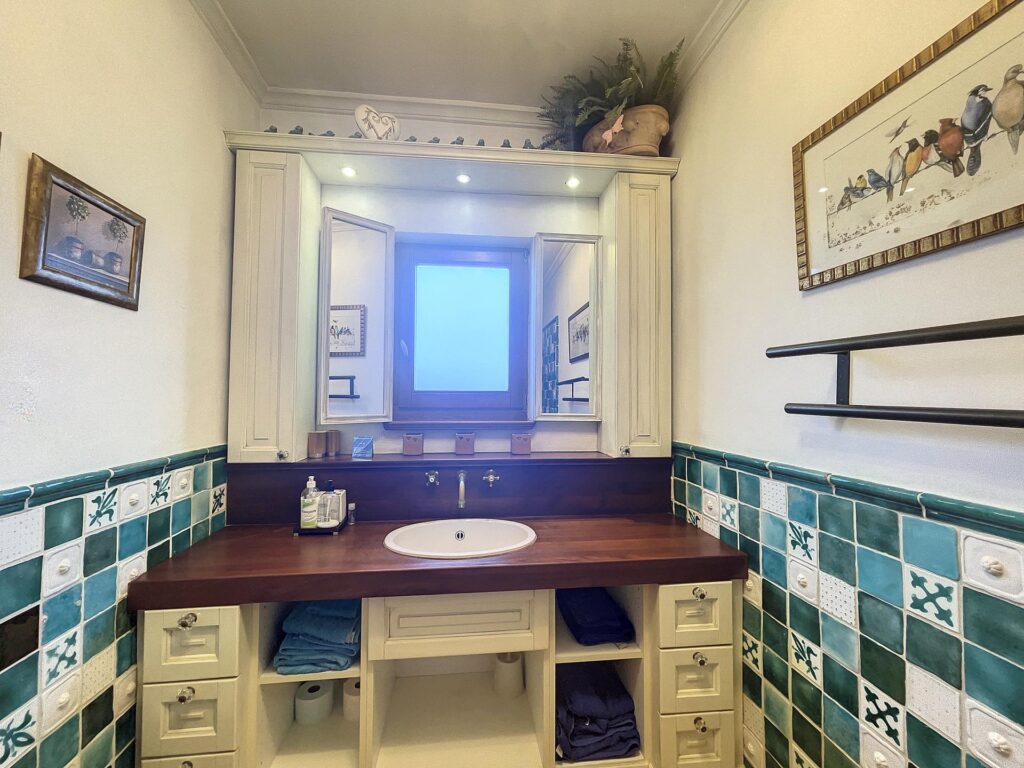 Frontline villa with sea views 25