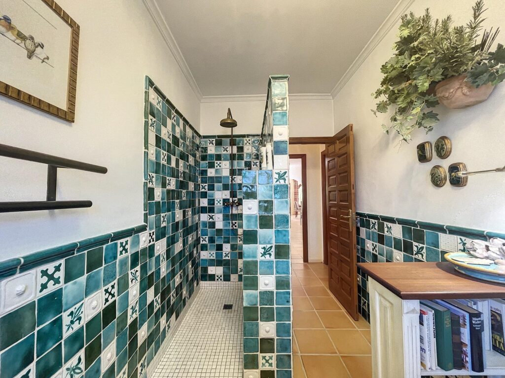 Frontline villa with sea views 26