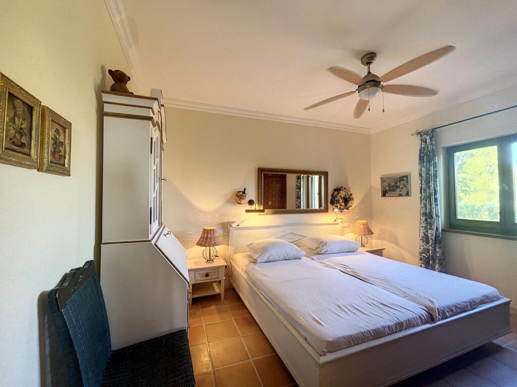 Frontline villa with sea views 28