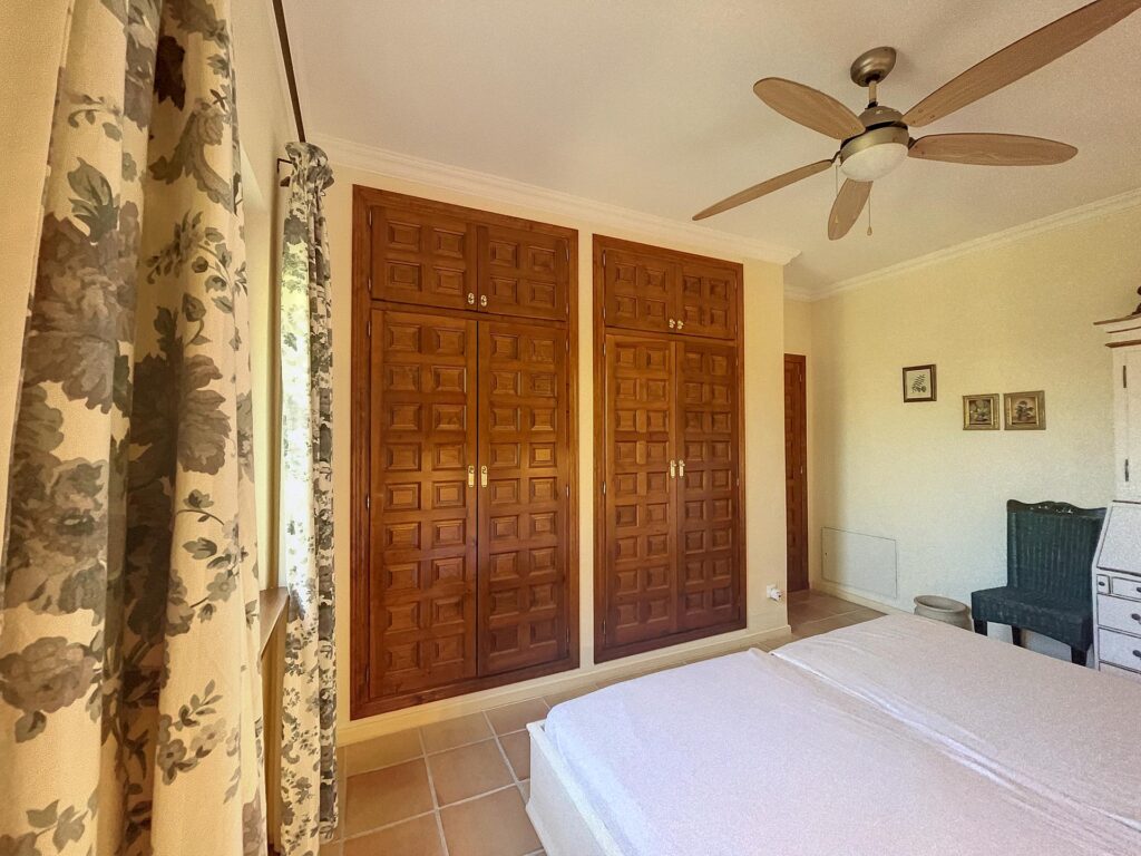 Frontline villa with sea views 31