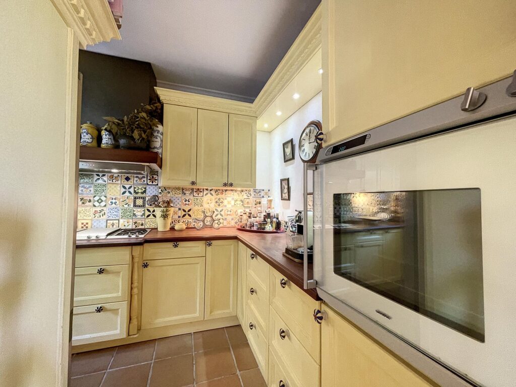 Frontline villa with sea views 38