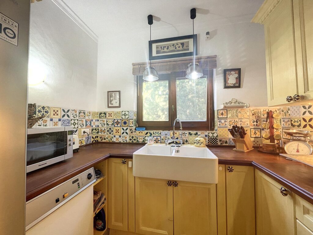 Frontline villa with sea views 41