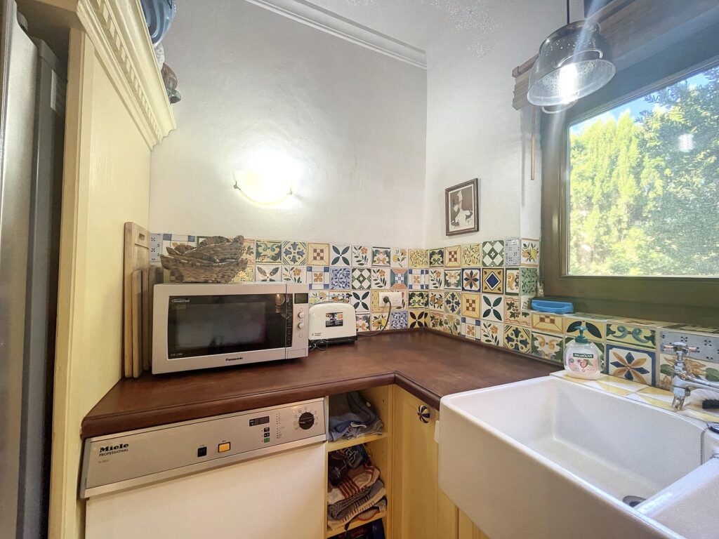 Frontline villa with sea views 43