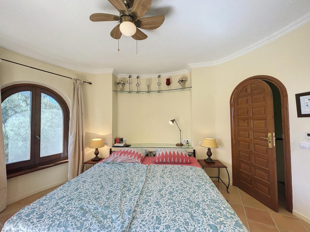 Frontline villa with sea views 48