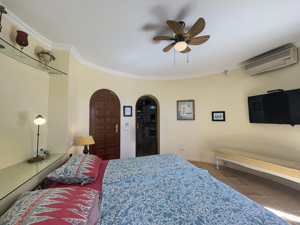 Frontline villa with sea views 49