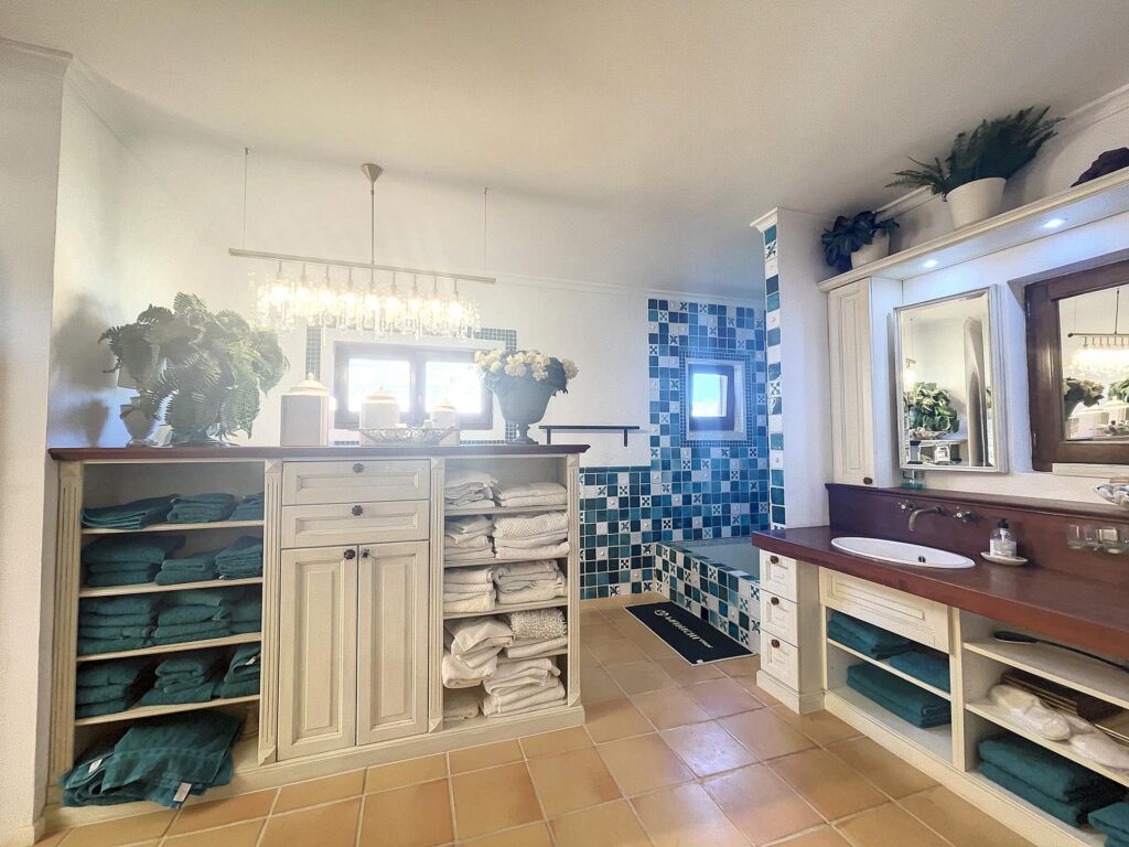 Frontline villa with sea views 51