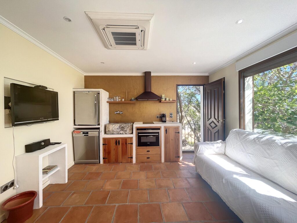 Frontline villa with sea views 62