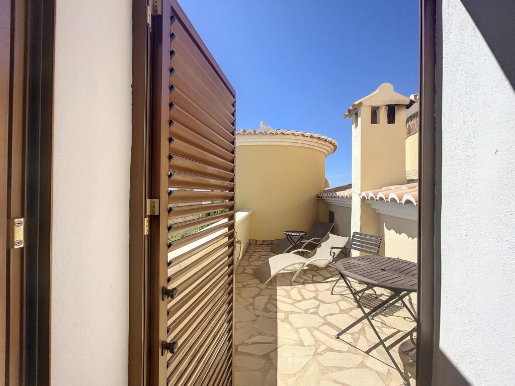 Frontline villa with sea views 63