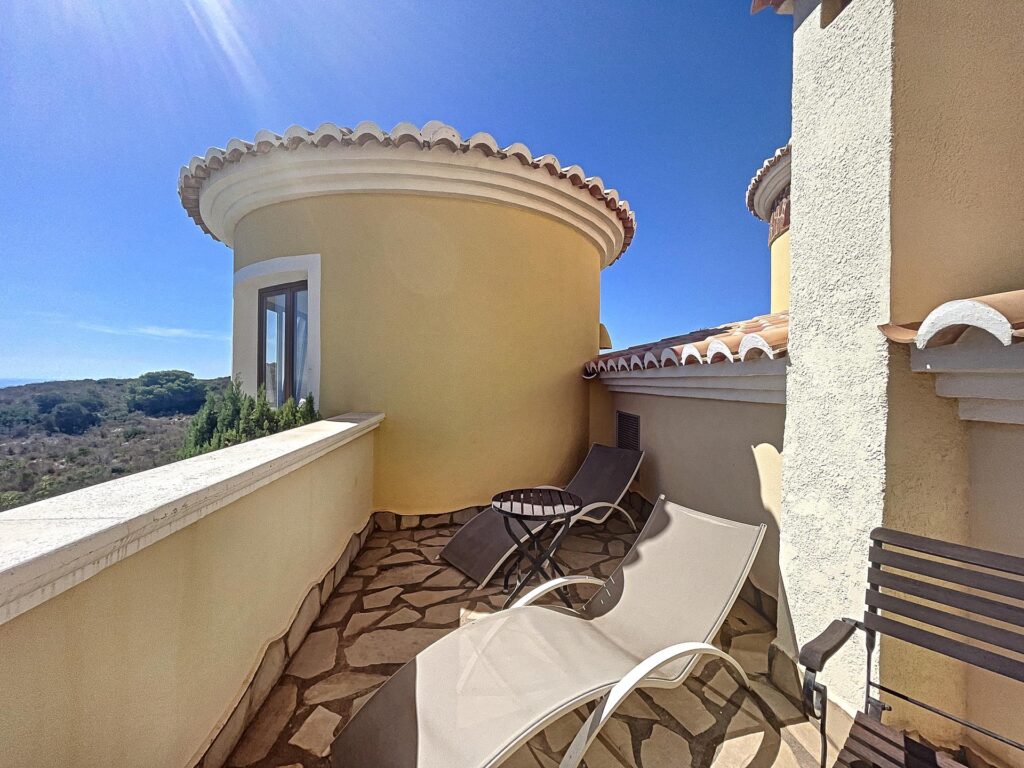 Frontline villa with sea views 65