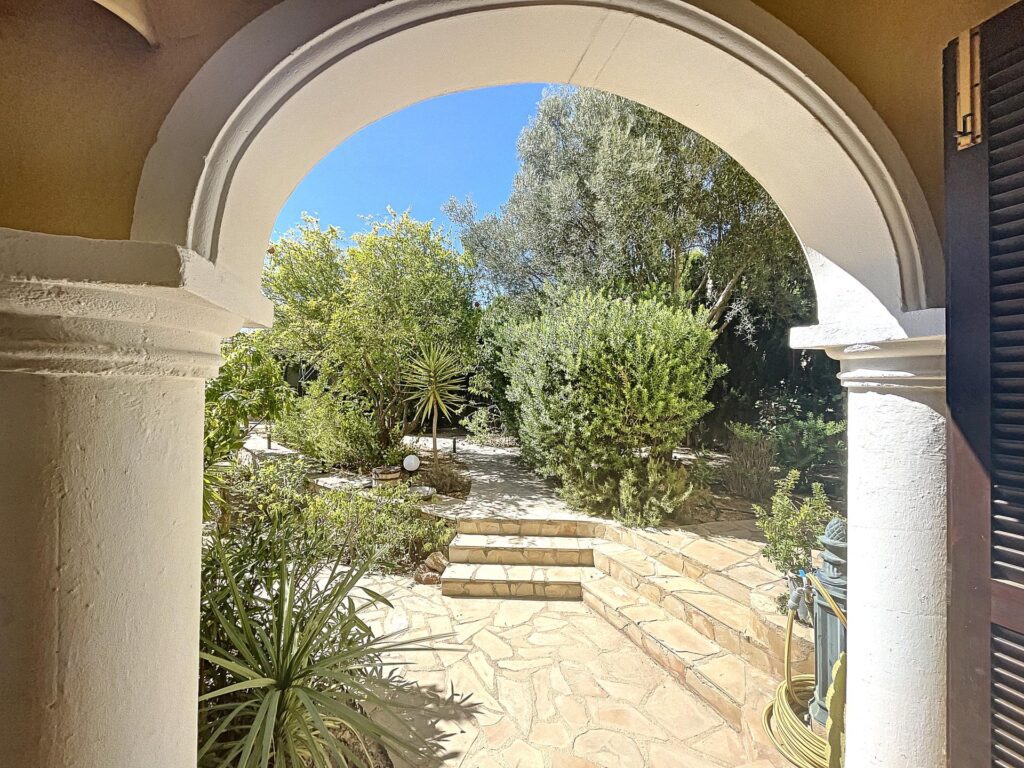 Frontline villa with sea views 76