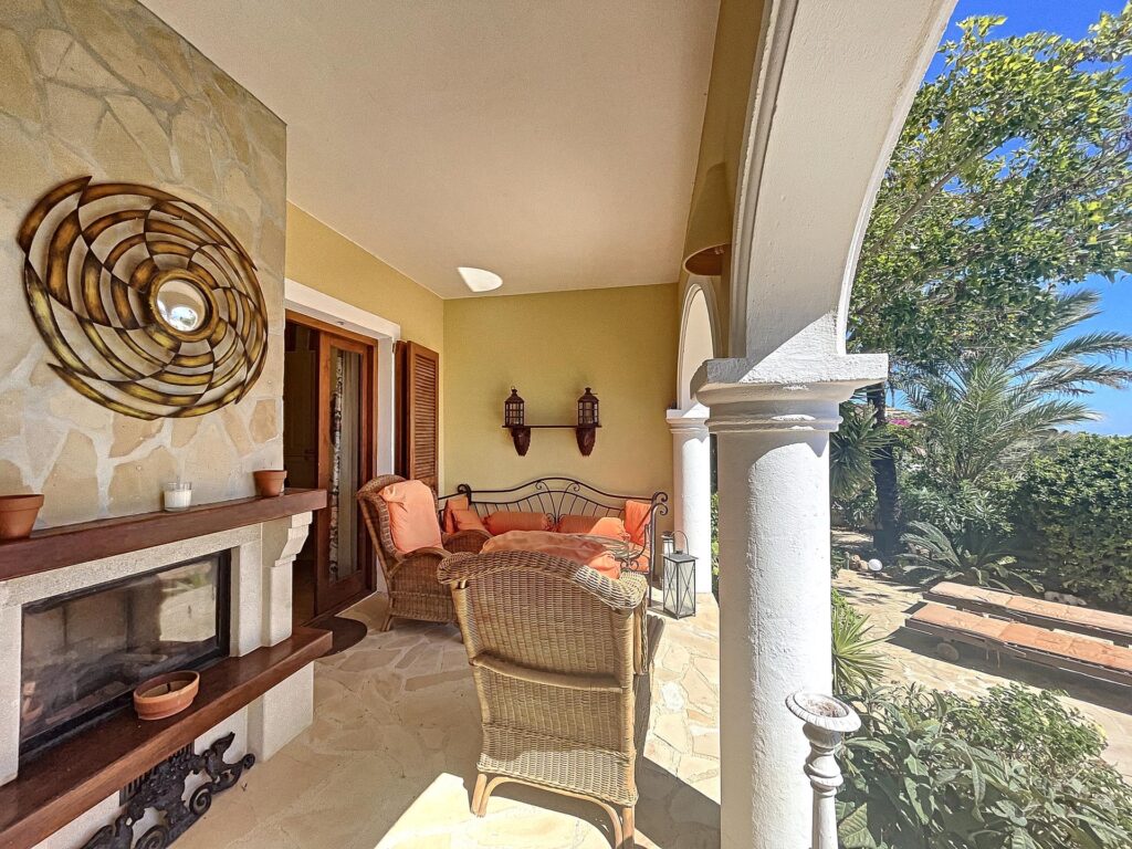 Frontline villa with sea views 79