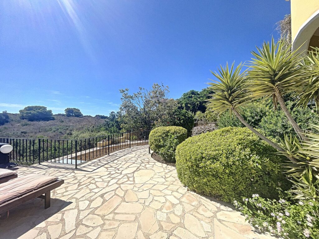 Frontline villa with sea views 85