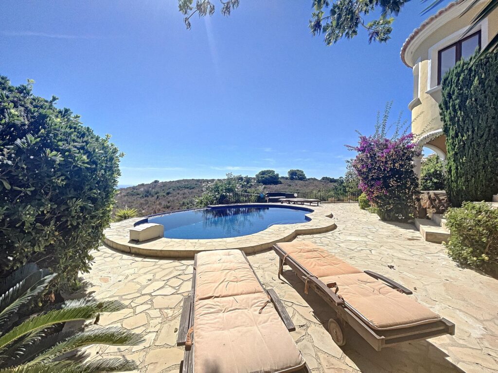 Frontline villa with sea views 90