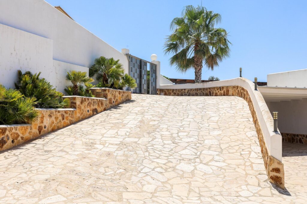 Modern villa with panoramic views 3