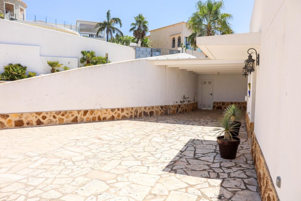 Modern villa with panoramic views 4