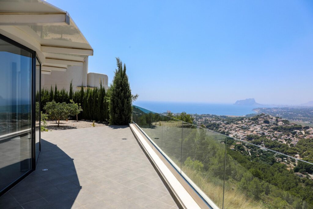 Modern villa with panoramic views 60