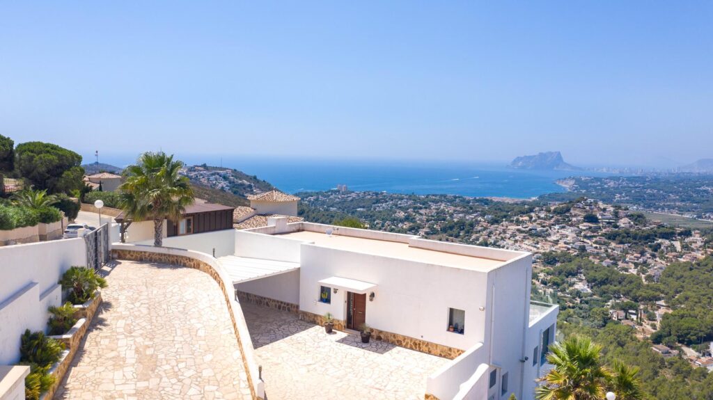 Modern villa with panoramic views 76