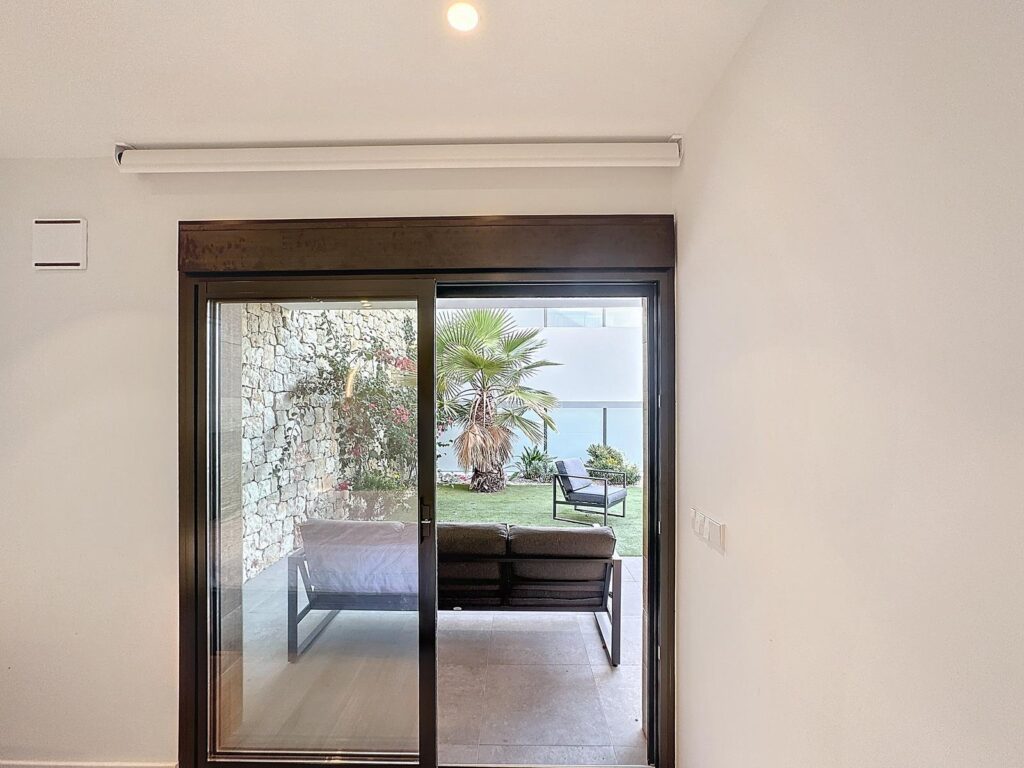 Cumbre del Sol, modern apartment with private garden 33