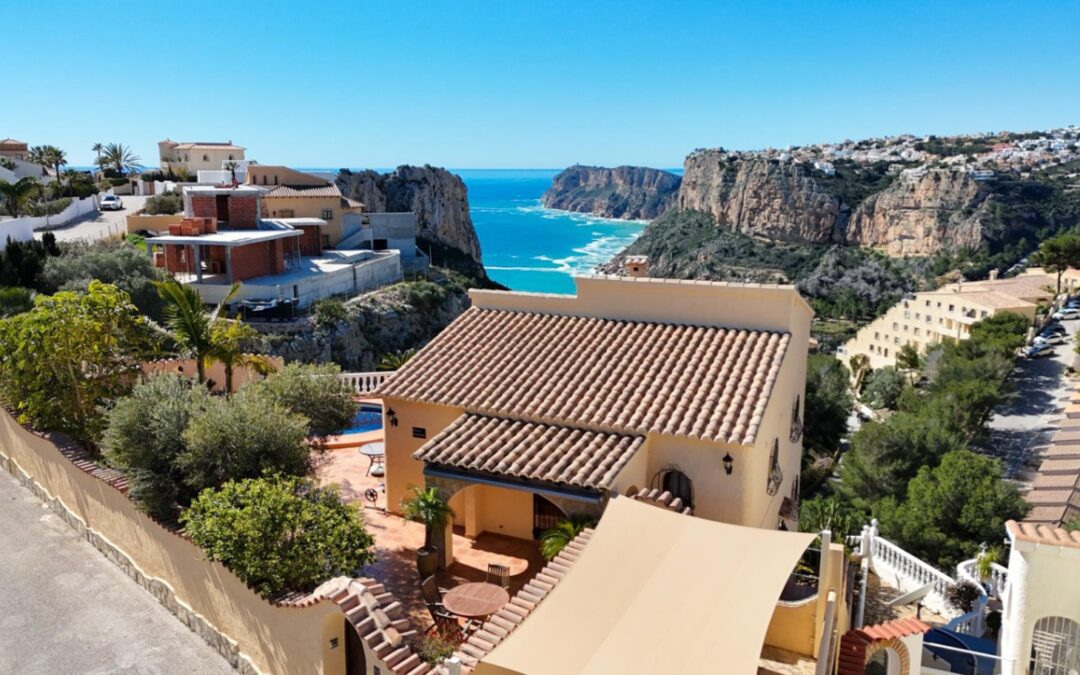 Cumbre del Sol villa con vistas espectaculares al mar y los acantilados