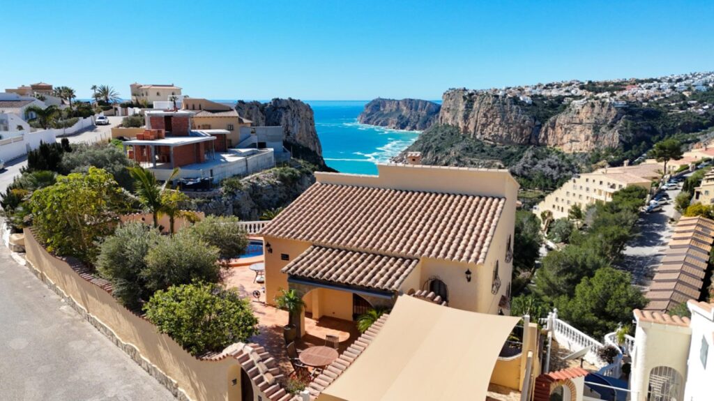 Cumbre del Sol villa with spectacular views of the sea and cliffs. 1