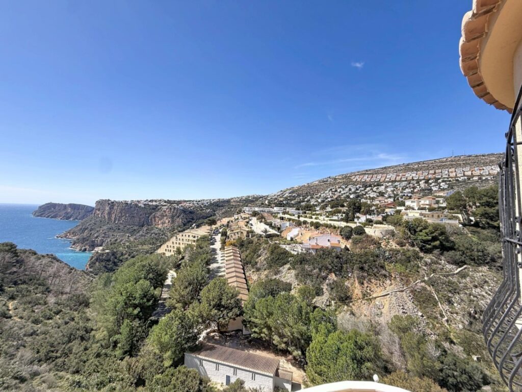 Cumbre del Sol villa with spectacular views of the sea and cliffs. 2