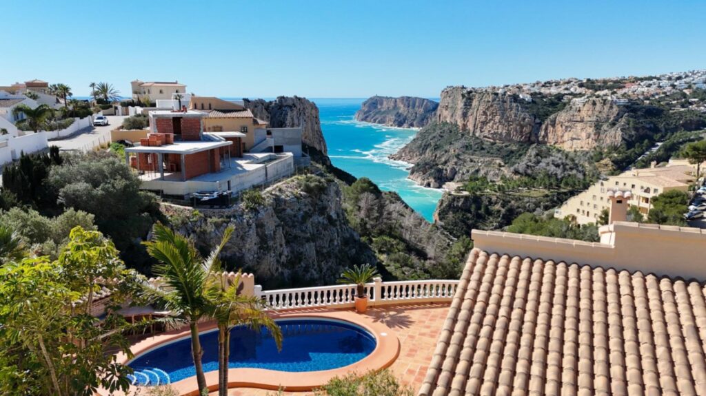 Cumbre del Sol villa with spectacular views of the sea and cliffs. 3