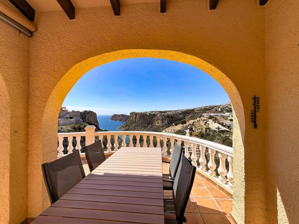 Cumbre del Sol villa with spectacular views of the sea and cliffs. 14
