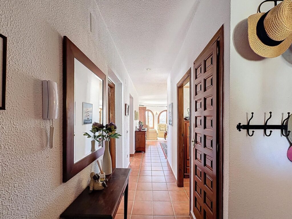 Cumbre del Sol villa with spectacular views of the sea and cliffs. 17